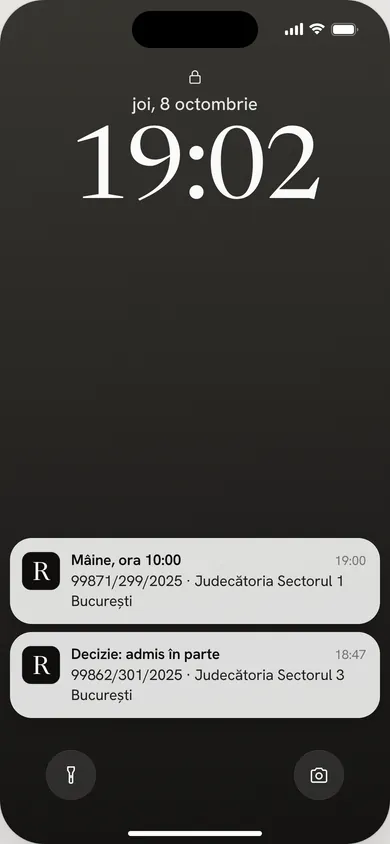 Ilustrație: ecranul blocat al unui telefon cu două notificări Radar Just, fiecare doar cu numărul dosarului și instanța.