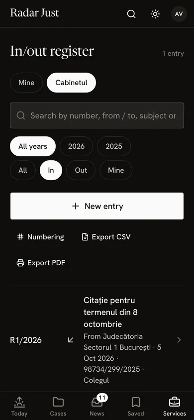 The office’s in/out register: the search, the filters by year and direction, New entry, Numbering, CSV and PDF export, then entry R1/2026, a summons from a district court, with its case and who handles it.