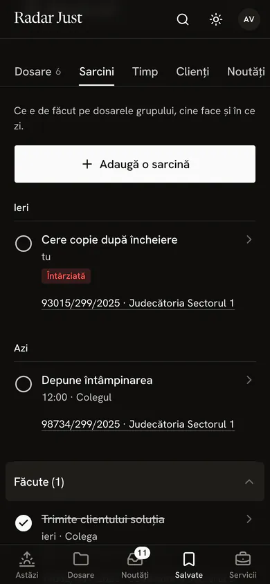 Fila Sarcini a grupului cabinetului: butonul Adaugă o sarcină, o sarcină de ieri marcată Întârziată, una de azi la 12:00 pentru Colegul, fiecare cu dosarul și instanța, apoi Făcute.