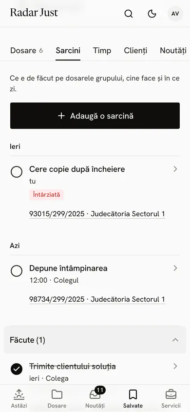 Fila Sarcini a grupului cabinetului: butonul Adaugă o sarcină, o sarcină de ieri marcată Întârziată, una de azi la 12:00 pentru Colegul, fiecare cu dosarul și instanța, apoi Făcute.